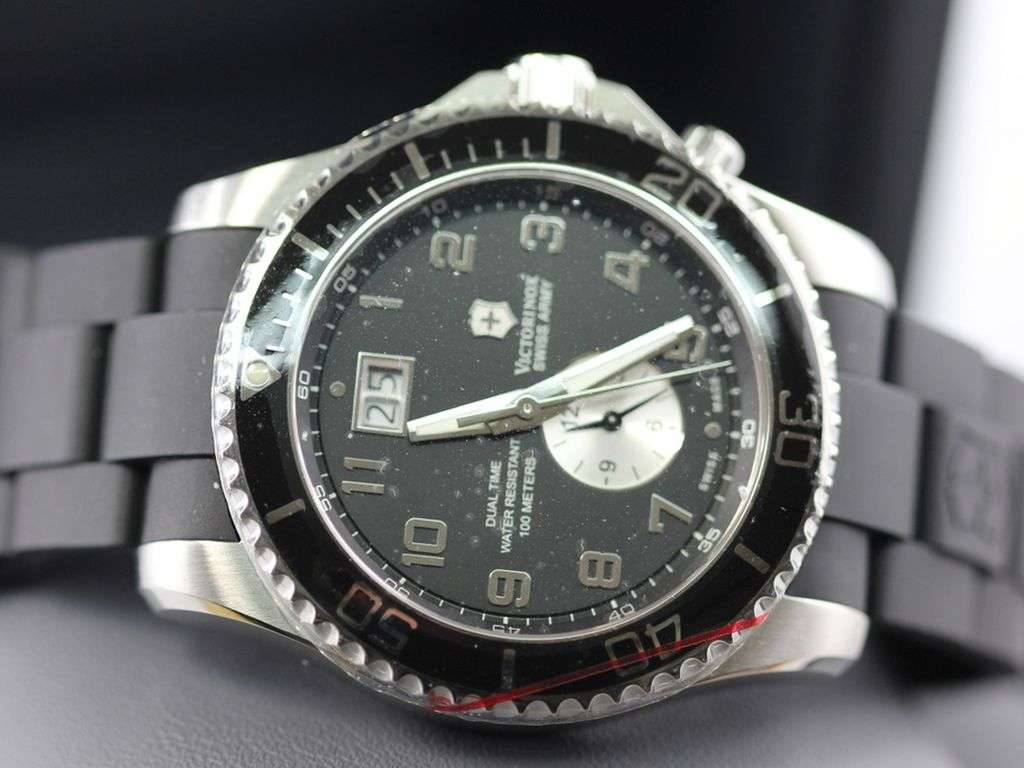 Victorinox maverick gs dual time on sale